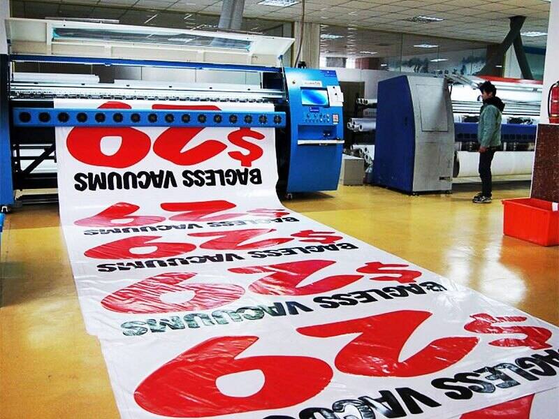 In ấn vải khổ lớn có nhiều ứng dụng như biển quảng cáo, áp phích mềm, quần áo thời trang và cờ câu lạc bộ khổ lớn (được treo trong sân vận động)