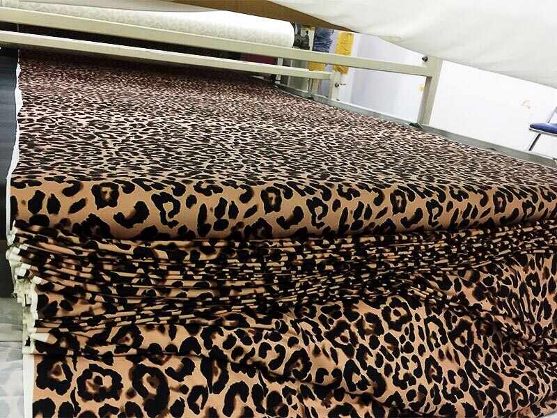 Lợi ích của in vải chuyển nhiệt khổ lớn là hình ảnh sắc nét, phủ kín bề mặt vải mà không giới hạn kích thước, sản xuất nhanh nhằm đáp ứng tiến độ cho đơn hàng gấp